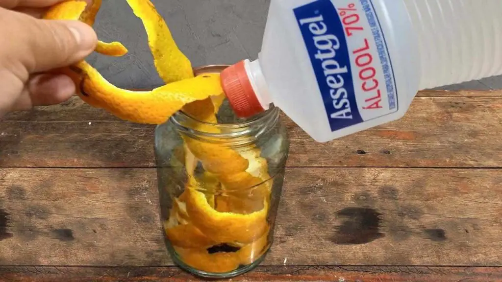 Cáscaras de naranja, si las pones en alcohol una vez, lo haces todo el tiempo.