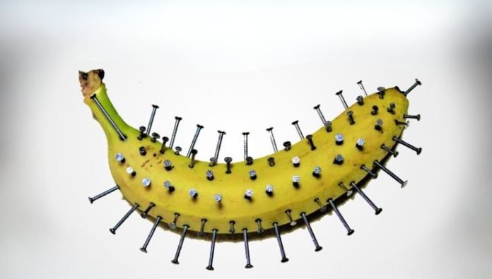 Clavar clavos en un plátano, sorprendiendo lo que sucede en solo 10 minutos