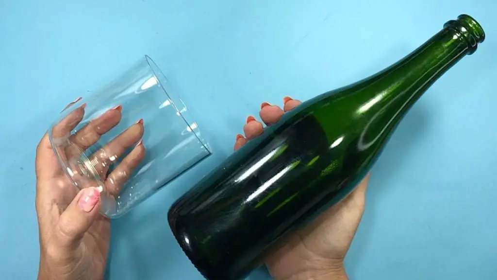 Un frasco y una botella de vidrio: ¿listo para crear algo increíble?