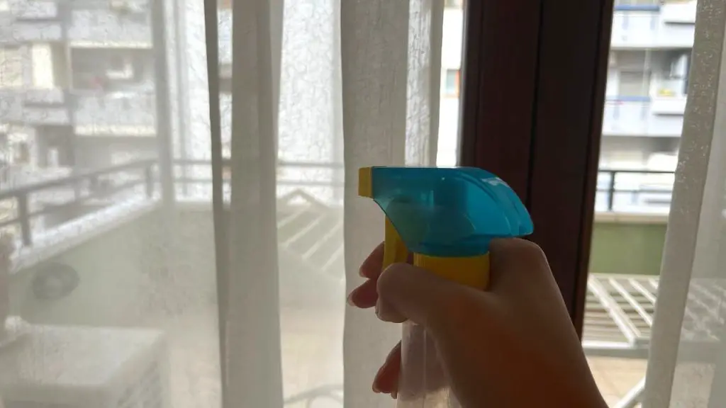 Rocíalo en las cortinas y perfumarás toda la casa: hasta los vecinos lo olerán
