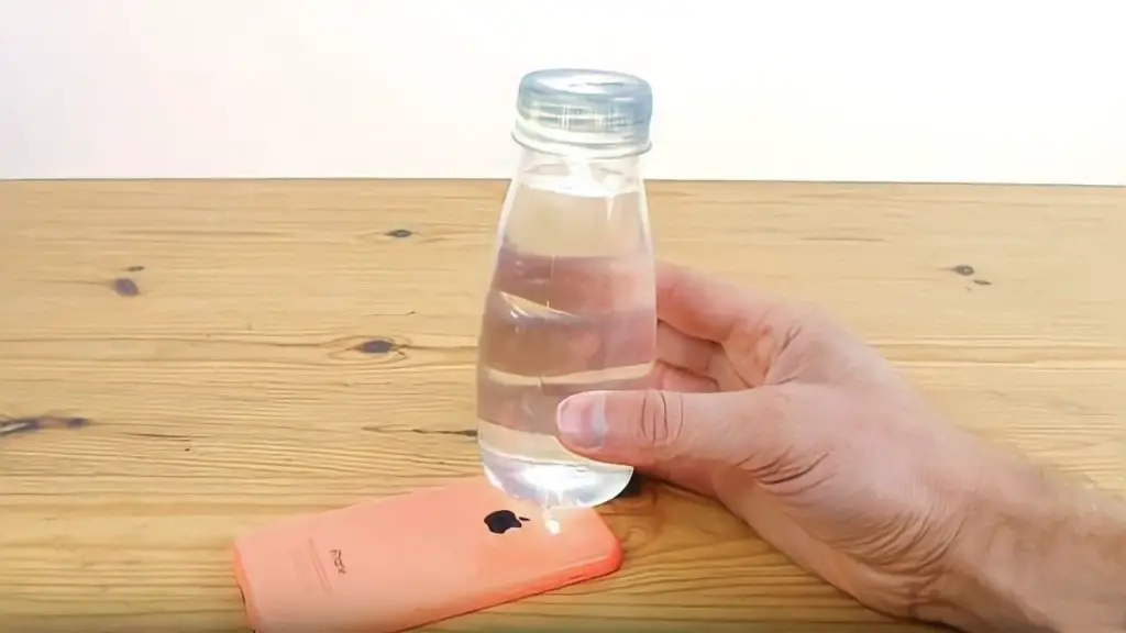 Pon 1 botella de agua en el teléfono, lo que sucede después es inesperado