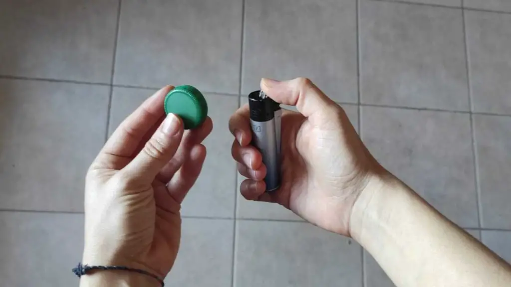 Calentar una tapa de botella con un encendedor: lo que sucede es inesperado