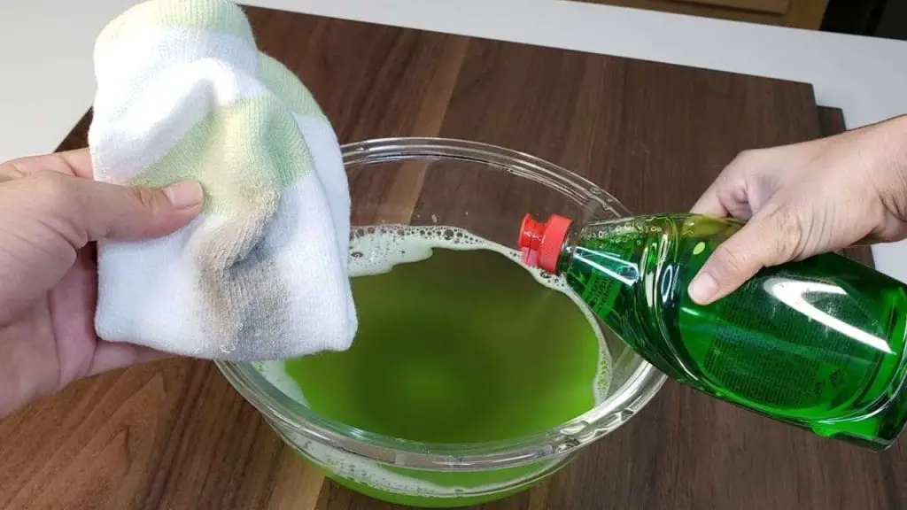 Usa este remedio casero y cualquier mancha de suciedad de tus calcetines desaparecerá de inmediato.