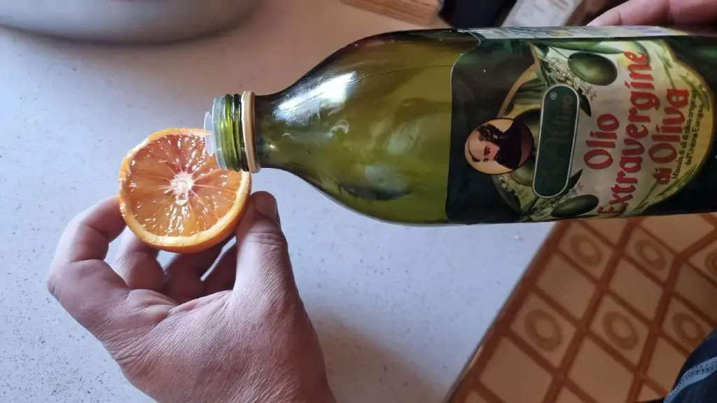 Combinar la naranja con aceite de oliva, vuelve la antigua costumbre de nuestros abuelos: ¿para qué sirve?