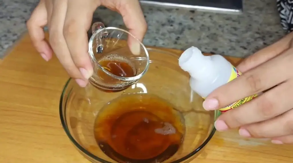 Mezcle café y acetona, razón por la cual las señoras de la limpieza suelen hacerlo
