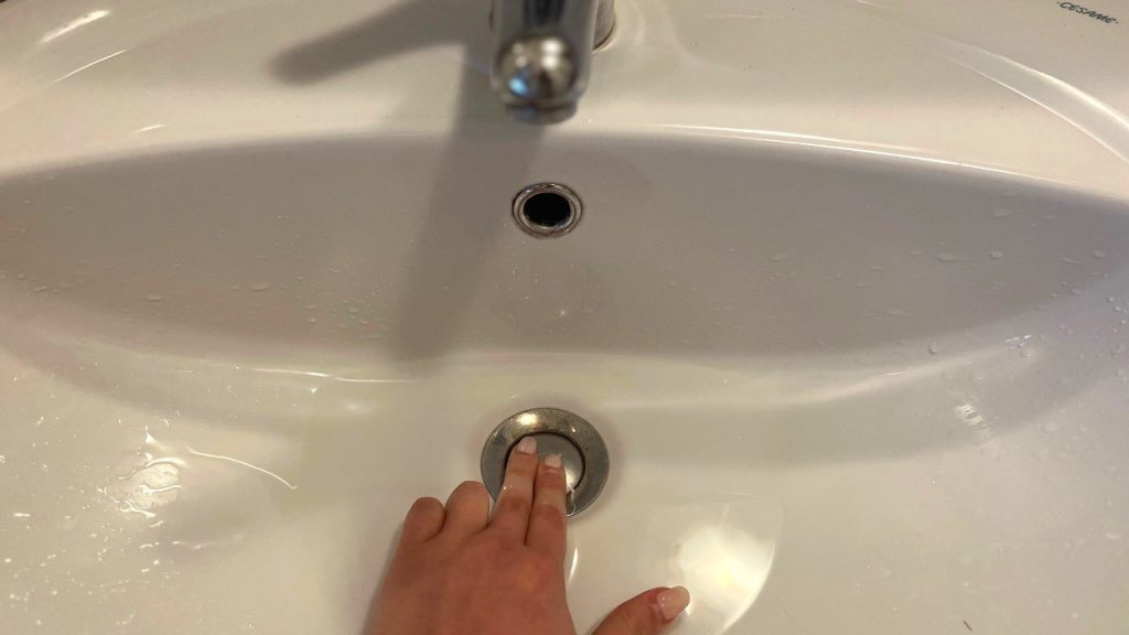 Cómo arreglar un lavabo atascado, con este truco no necesitas fontanero