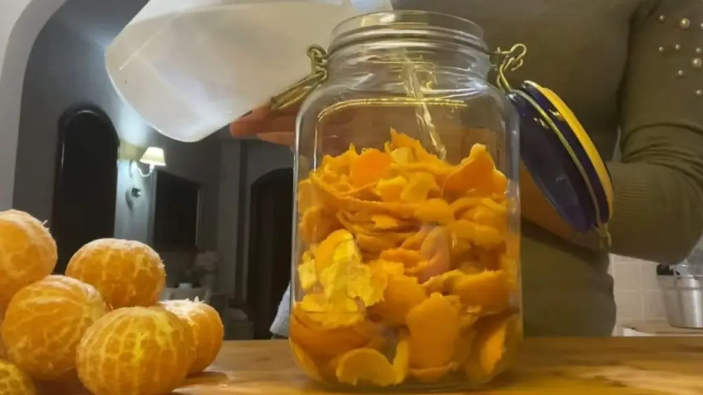 Cáscaras de mandarina, ¿por qué remojarlas en un frasco de alcohol?