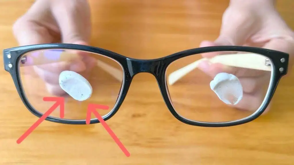 Scratches on lenses, don’t waste money: apply a little and they will disappear immediately