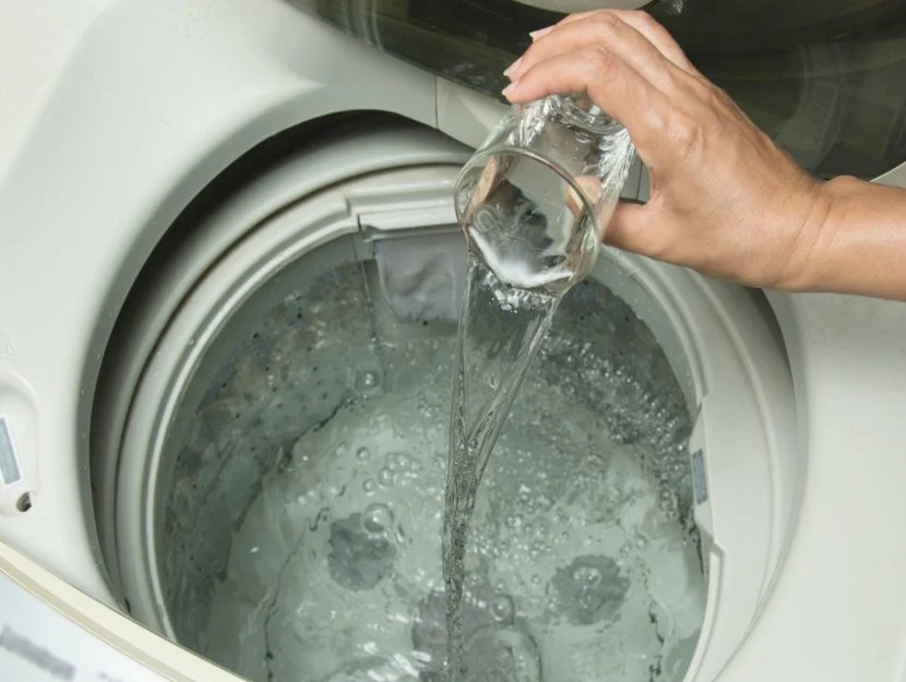 That’s why with half a glass of vinegar in your laundry you can do without detergent and fabric softener