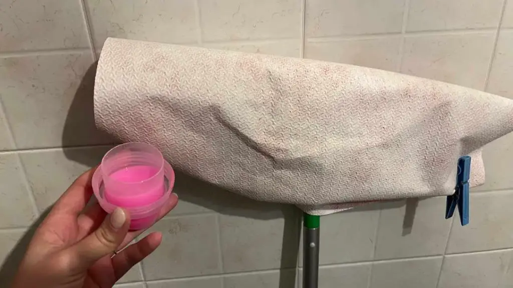 With this solution the tiles remain shiny and clean for months