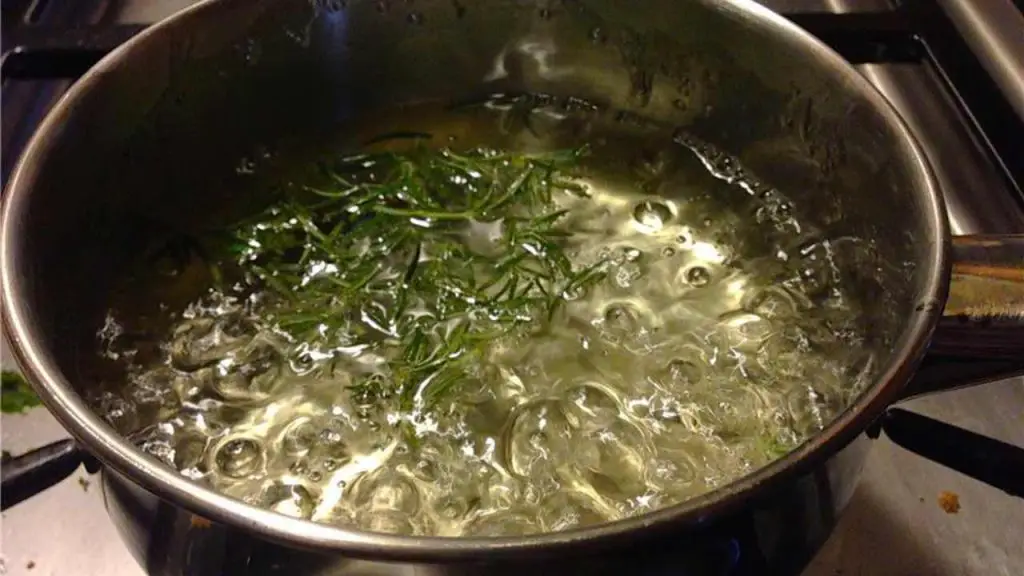Boil 10 branches of rosemary at home, surprising what you will notice after a while