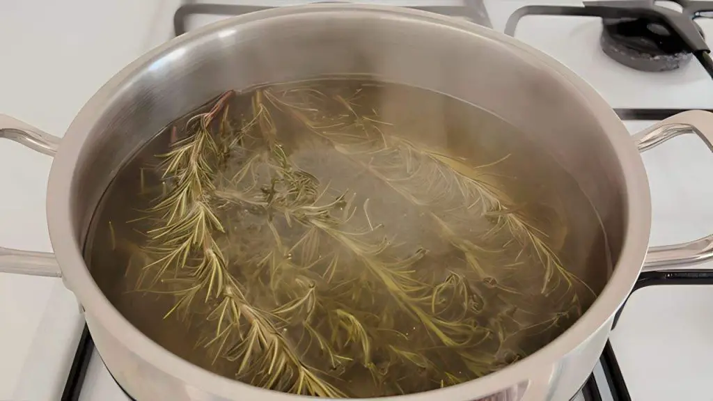 Boil 5 branches of rosemary, you will get rid of an annoying problem