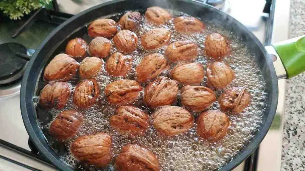 Throw the nuts in boiling water, the method you will no longer be able to do without